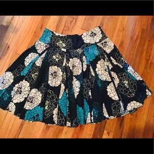 Floral flare skirt with large pleats.